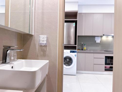 a kitchen with a sink and a washing machine at THE SONG HAPPY HOME VUNG TAU 5 STAR APARTMENT (CĂN HỘ BIỂN) in Vung Tau