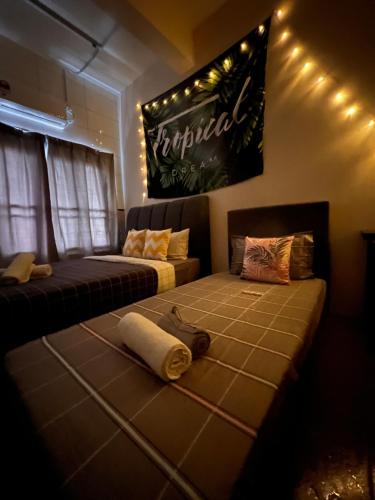Postel nebo postele na pokoji v ubytování Room1#IG theme Bargainous#Shared Bathroom#3pax#2min Kek Lok Si