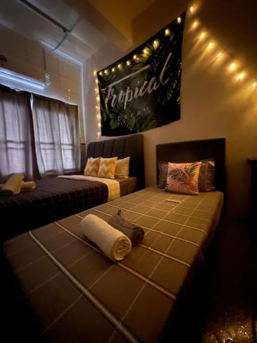 Кровать или кровати в номере Room1#IG theme Bargainous#Shared Bathroom#3pax#2min Kek Lok Si
