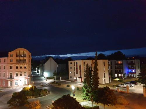 uitzicht op een stad in de nacht met gebouwen bij Ferienwohnung Leuchtturm 29a in Guben