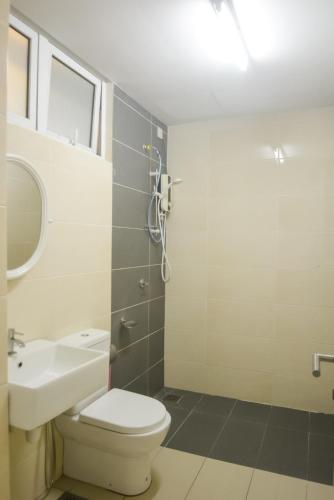 Ένα μπάνιο στο AZFA Duplex Suite at De Centrum Putrajaya Bangi FREE WIFI