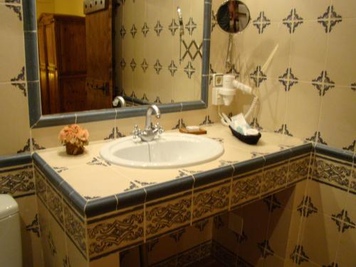Herrera de Alcántara的住宿－Finca Dehesa Tres Riveros，一间带水槽和镜子的浴室