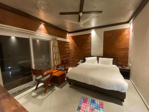 Coorg Vismaya Resort tesisinde bir odada yatak veya yataklar
