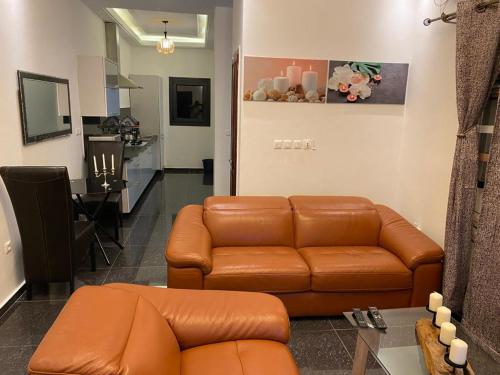 ein Wohnzimmer mit einem Sofa und einem Tisch in der Unterkunft FIRST RESIDENCE KRIBI in Kribi