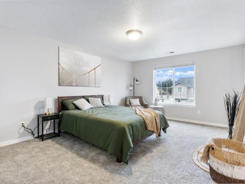 Un dormitorio con una cama verde y una ventana en No Place Like Home, en Vancouver
