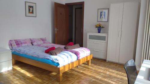 Postel nebo postele na pokoji v ubytování Suite Apartments USI LUGANO CITY CENTER