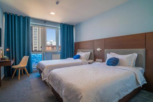 Una cama o camas en una habitación de Edelweiss Art Hotel