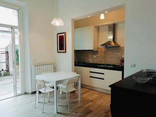 佛羅倫斯的住宿－Francarooms，一间厨房,里面配有白色的桌子和椅子