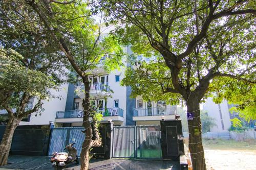 een scooter geparkeerd voor een blauw gebouw bij Saltstayz Select - Huda City Center in Gurgaon