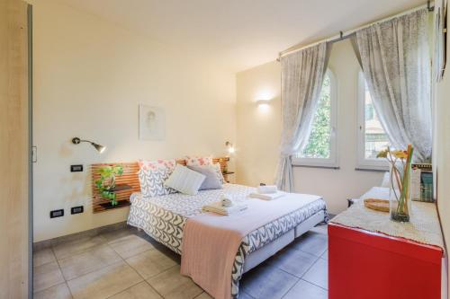 - une petite chambre avec un lit et une fenêtre dans l'établissement Villa Gabriella, à Lucques