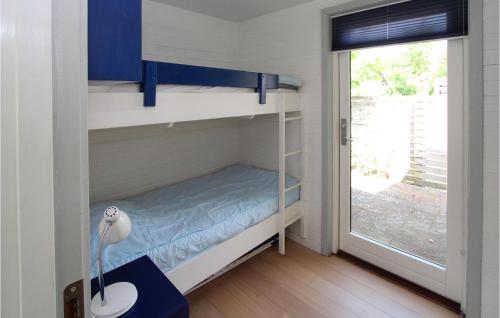 um quarto com um beliche, uma secretária e uma janela. em 2 Bedroom Lovely Home In Sams em Onsbjerg