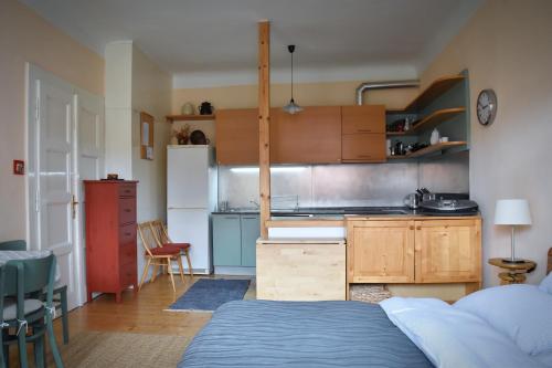 - une petite cuisine avec un lit dans une chambre dans l'établissement Family Apartment Písek City Centre II., à Písek