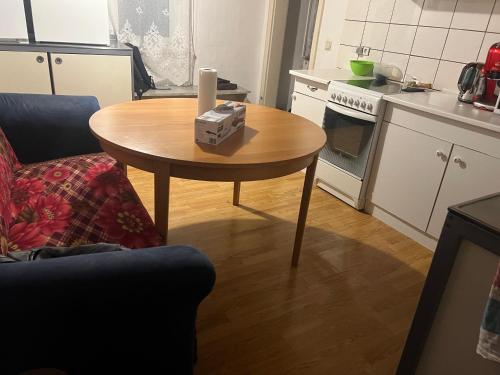 錫根的住宿－Siegen Achenbach 3，厨房配有桌子和扬声器