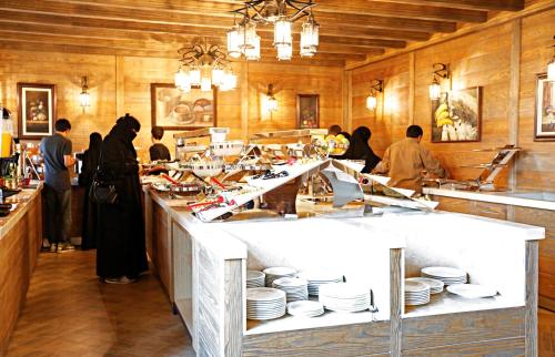 فندق وسبا رويال أوزونغول في أوزونغول: مجموعة من الأشخاص في المطبخ يقومون بإعداد الطعام