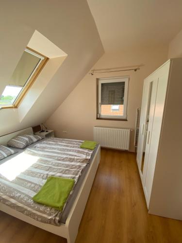 1 dormitorio con cama y ventana en Bella Apartman, en Balatonfüred