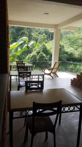 grupa stołów i krzeseł na balkonie z widokiem w obiekcie Ayubo Ella - Bed & Breakfast w mieście Ella