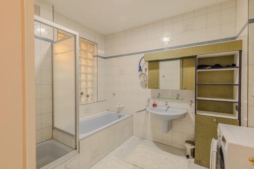 uma casa de banho com uma banheira, um lavatório e um chuveiro em Hallo Vienna suite Apartment Nr 9 em Viena