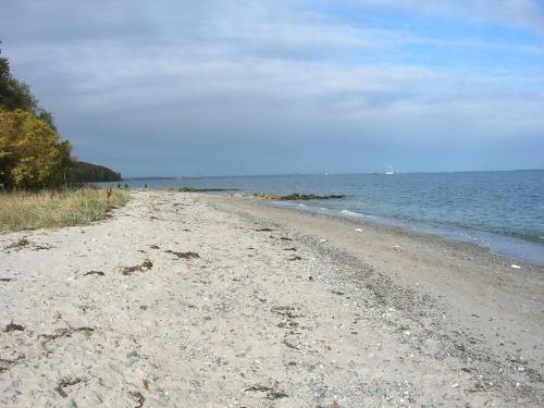 a sandy beach with the ocean in the background at Aarhus Syd Holiday Apartment in Beder