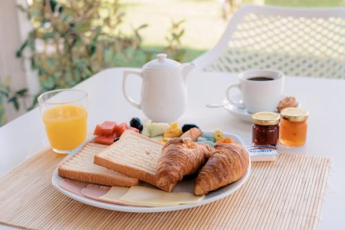 een bord met ontbijtproducten en koffie op een tafel bij ELEŌNAS bohotel in Kavos