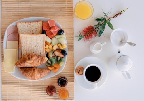 een bord met brood en een kop koffie bij ELEŌNAS bohotel in Kavos