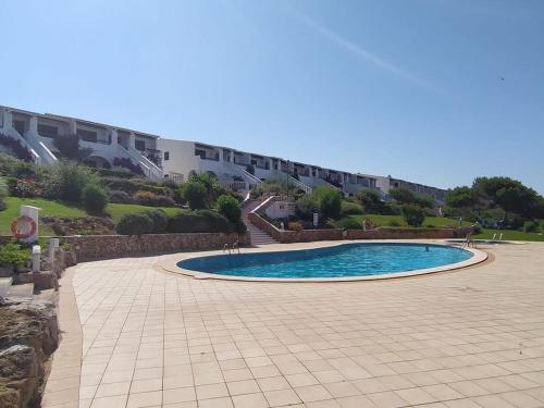 einen Pool in einem Innenhof mit Gebäuden im Hintergrund in der Unterkunft Somnis Menorca in Arenal d'en Castell