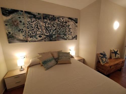 ein Schlafzimmer mit einem Bett und einem Wandgemälde in der Unterkunft Somnis Menorca in Arenal d'en Castell