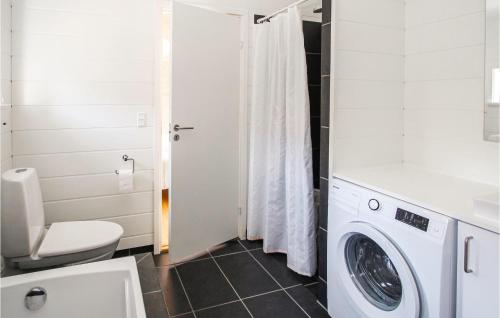 Ένα μπάνιο στο Awesome Home In Samsø With Wifi
