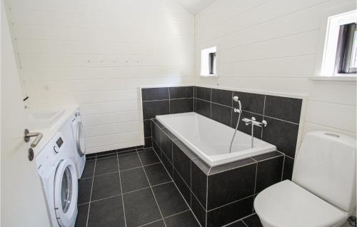 Koupelna v ubytování Cozy Home In Sams With Wifi