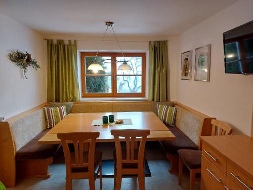 Haus Hinterfürbach في واغراين: غرفة طعام مع طاولة وكراسي خشبية