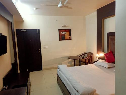 a hotel room with a bed and a table at Hotel V.I.P. Regency in Dhanbād