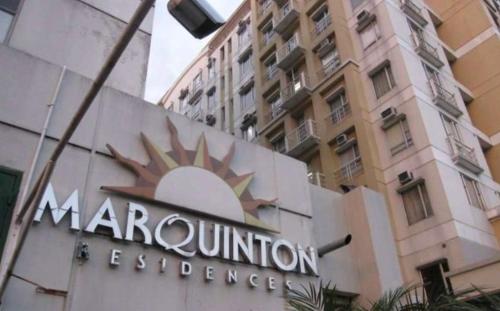 um sinal na frente de um edifício Marriott em 2 Bedroom Condo Unit em Manilla