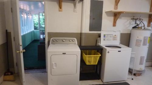 Una cocina o cocineta en A HIDDEN GEM DUPLEX Duplex