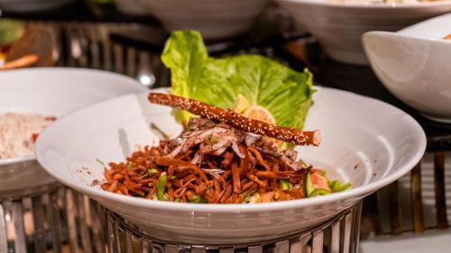 ホテルの敷地内または近くでの食事または食べ物