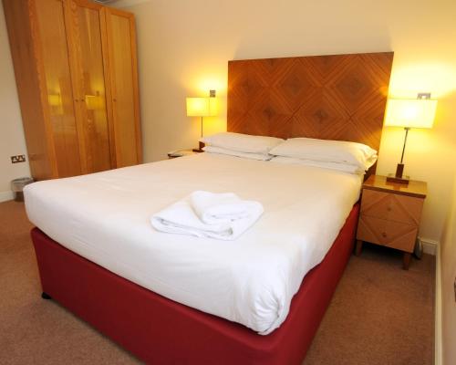 A bed or beds in a room at PREMIER SUITES Bristol Redcliffe 