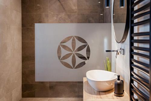 a bathroom with a sink and a shower at Osada Wichrówka in Dursztyn