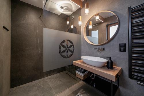 a bathroom with a sink and a mirror at Osada Wichrówka in Dursztyn
