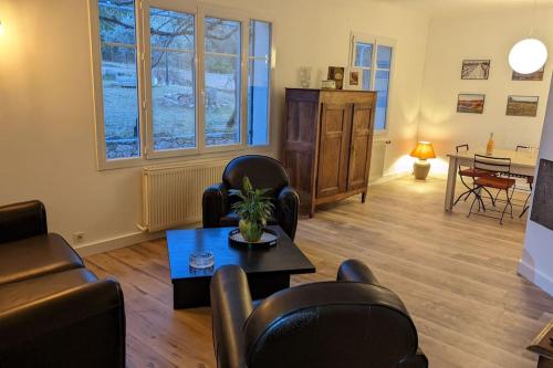 un salon avec un canapé, des chaises et une table dans l'établissement Mas de vigneron, en Drôme provencale, à Rousset-les-Vignes