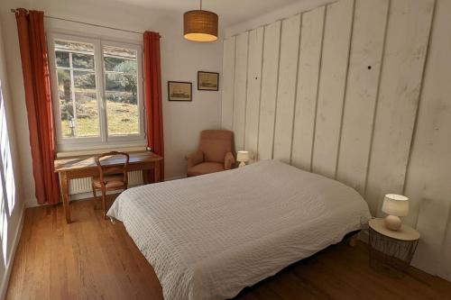 - une chambre avec un lit blanc et une fenêtre dans l'établissement Mas de vigneron, en Drôme provencale, à Rousset-les-Vignes
