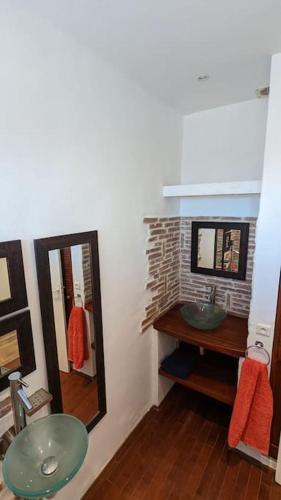 une salle de bain avec un lavabo vert et un miroir dans l'établissement Mas de vigneron, en Drôme provencale, à Rousset-les-Vignes