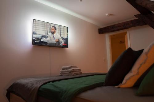 En TV eller et underholdningssystem på MOREHOME-Apartments Oldtown Flair