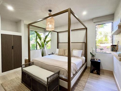 Postel nebo postele na pokoji v ubytování Aloha Moon - A Chic and Dreamy Modern Tropical Hideaway!