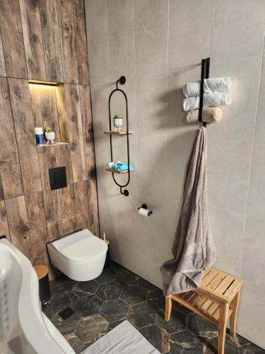 uma casa de banho com um WC, um lavatório e uma banheira em הפנינה האנגלית em Ramla