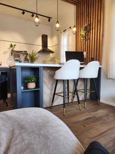 a kitchen with a table and two white chairs at הפנינה האנגלית in Ramla