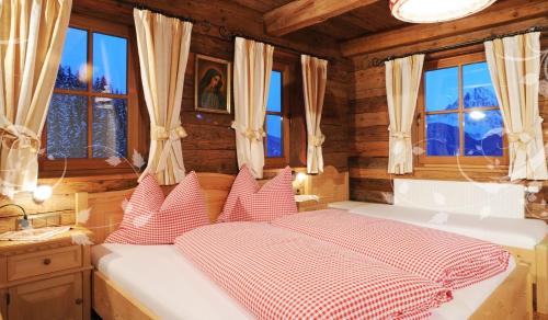 Postel nebo postele na pokoji v ubytování Glinzhof Mountain Natur Resort Agriturismo