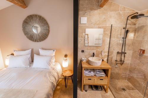 - une chambre avec un lit et une douche dans l'établissement La Bastide Blanche au coeur des vignes Maison MIP, à Puyloubier
