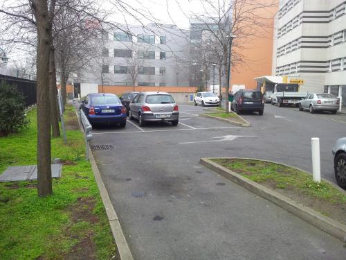 a bunch of cars parked in a parking lot at ibis Budget Gennevilliers Asnieres in Gennevilliers