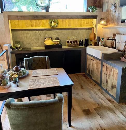 FauvillersにあるLe Loft ATELIERのキッチン(テーブル、シンク付きカウンター付)