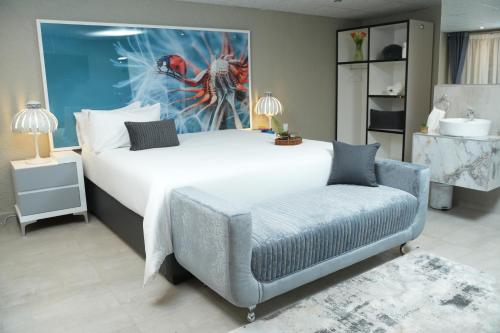- une chambre avec un grand lit et une chaise dans l'établissement Jose Guesthouse, à Kempton Park