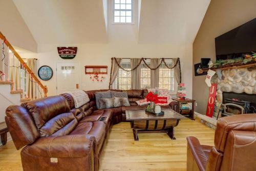 a living room with a leather couch and a table at Amazing Acorn in Diamond Point