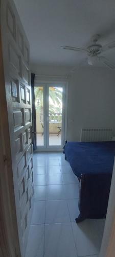 - une chambre avec un lit bleu et une fenêtre dans l'établissement Casa del Toro, à Els Poblets
